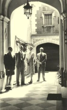 rue Zavalia, tous les Hausermann dans l'entrée,et devant l'entrée, mars 47