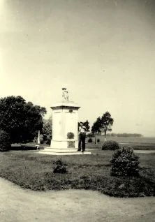 Chascomes, monument a "Los Libres del Sur", 31 oct 48, Jean-Louis