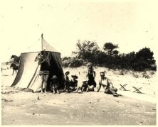 V1338 - Riachuelo, 2/1932, la tente sur la plage, de g à d: Germaine, Michel, Jean-Paul, François, Yves, Simone, Jean Hausermann