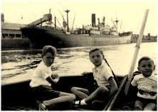 les 3 cousins, à la poupe