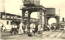V1333 - Port de Rosario, départ pour Colonia et le Riachuelo, de g à d: François, Michel, Simone, Clémentine, Yves, Germaine, Jean-Paul