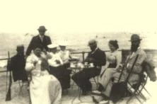 VM028 - Sur une terrasse à Asnelles