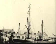 VM038 - Bateau de pêche à quai (Courseulles?)