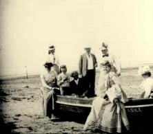 VM041 - Groupe sur la plage, près d'un baleinière à rame