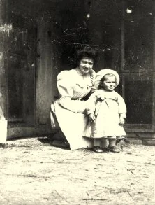 Henriette et René, avril 1898, René a 15 mois