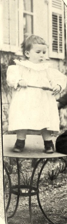 René à Dampierre, 15 mois, avril 1898