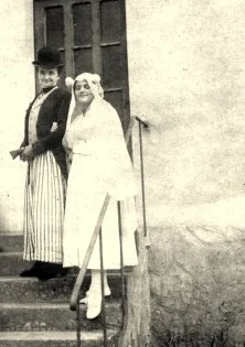 Mme Lejuste et Vonnette, déguisées, 1918