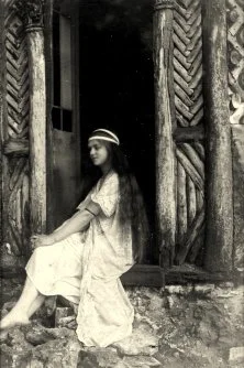 Yvonne Thirion, vers 1918