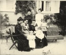 de g à d: Alice, Mathilde, Mme Flamain, Etienne, Marguerite, Suzanne, Jeanne, René sept 1900 à Dampierre