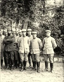 Vers 1916, René est le 4ème depuis la droite