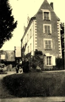 1918-La famille à St Cyr sur Loire , dans la propriété des "Trois-Tonneaux"