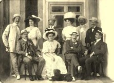 Georges Maillet assis à droite au cours de l'une de ses saisons à Luchon, en 1900 ou 1901 ?