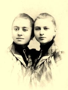 Alice et Mathilde Flamain, futures Mmes Wuillemin et Mangin