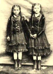 Marie (décédée de la rougeole à 11 ans) et sa soeur aînée Thérèse Charpentier
