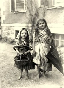 Andrée et Vonnette déguisées en bohémiennes, 1909 à Dampierre