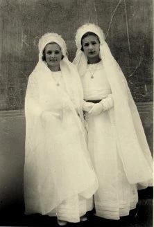 de g à d, derrière les communiantes: Mme Sala (propriétaire de la maison où habitaient les Rougier), Albert Rougier, ?, ?, Lucie Rougier, Jeanne Rougier, Grand-Mère Rougier, Granie, Grand-Père, Marguerite Maillet (épo…