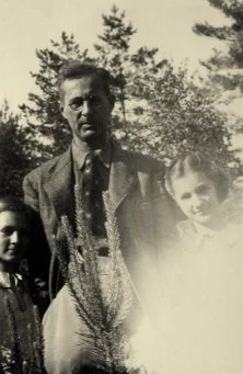 Grand Père et ses filles, Bourg 1941