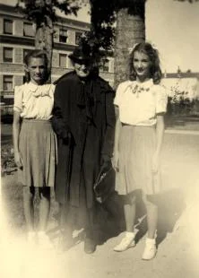 Grand mère Rougier et ses petites filles Fanny et Claude