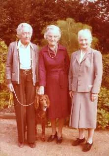 les trois vieilles dames avec des figures de cérémonie