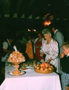 Christiane se sert du dessert,
