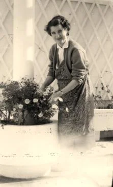 Claude jardinant sur sa terrasse