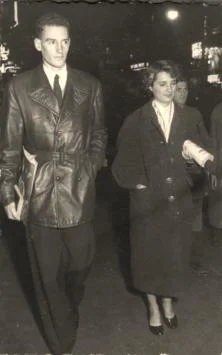Yves et Claude, décembre 1953, Paris, photographiés par un photographe ambulant sur les grands boulevards.