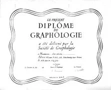 Claude continue ses études de graphologie et obtient le diplôme de la Société Française de Graphologie