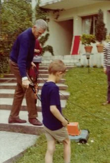 Fontenay 1972, la nouvelle tondeuse électrique, Yves, Renaud