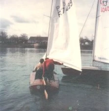 Le bateau terminé est mis à l'eau sur le lac de St Avertin