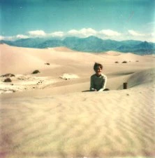 Claude, dans les dunes, comme au Sahara, abondamment utilisées par les cinéastes d'Hollywood
