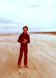 Renaud dans le vent d'est qui soulève le sable sur la plage