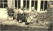 Tante Suzon et Tante Henriette, à Colleville, 1956