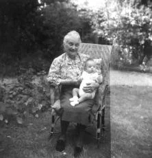 Probablement une des dernières photos de BonneMaman de Sceaux, avec un arrière petit enfant non identifié, 2 sept 59